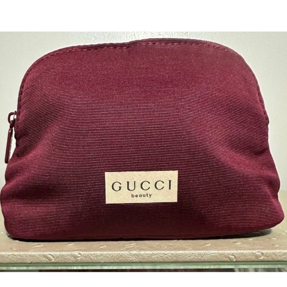 Gucci Beauty: Cosmetic Bag in Burgundy w/ Front logo